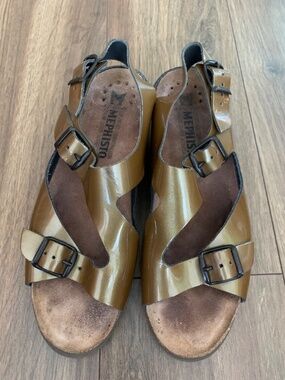 Mephisto Sandal Size 38 Patent Leather Ankle Strap Wedge Comfy